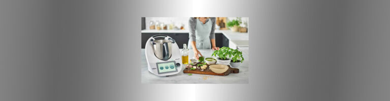 Foto del bimby tm6 di vorwerk contempora Termomix su un piano di lavoro della cucina