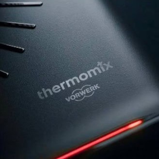 Bimby TM7: cosa significano le luci colorate sul frontale? 5 Immagine della barra led con colore rosso del bimby tm7